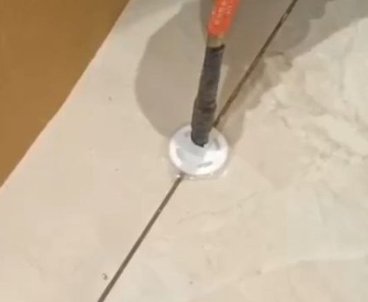 碾子山瓷砖空鼓维修公司专业解答瓷砖在铺贴过程中，如果没有涂抹均匀到位的粘结材料（如水泥砂浆或瓷砖胶），可能会导致以下问题